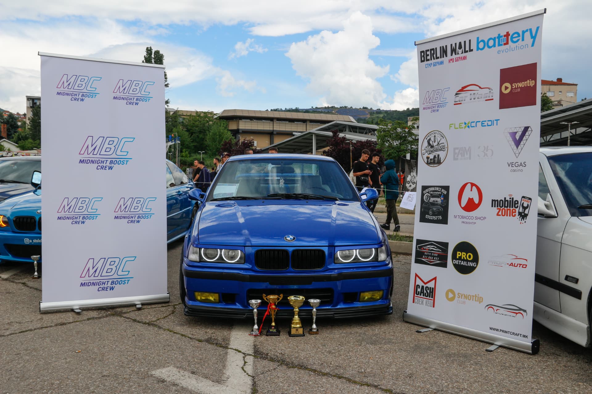 Blue BMW E36 with trophies between MBC and sponsor banners