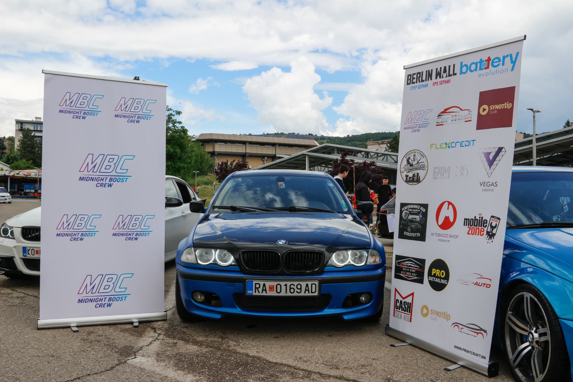 Blue BMW E46 between MBC and sponsor banners